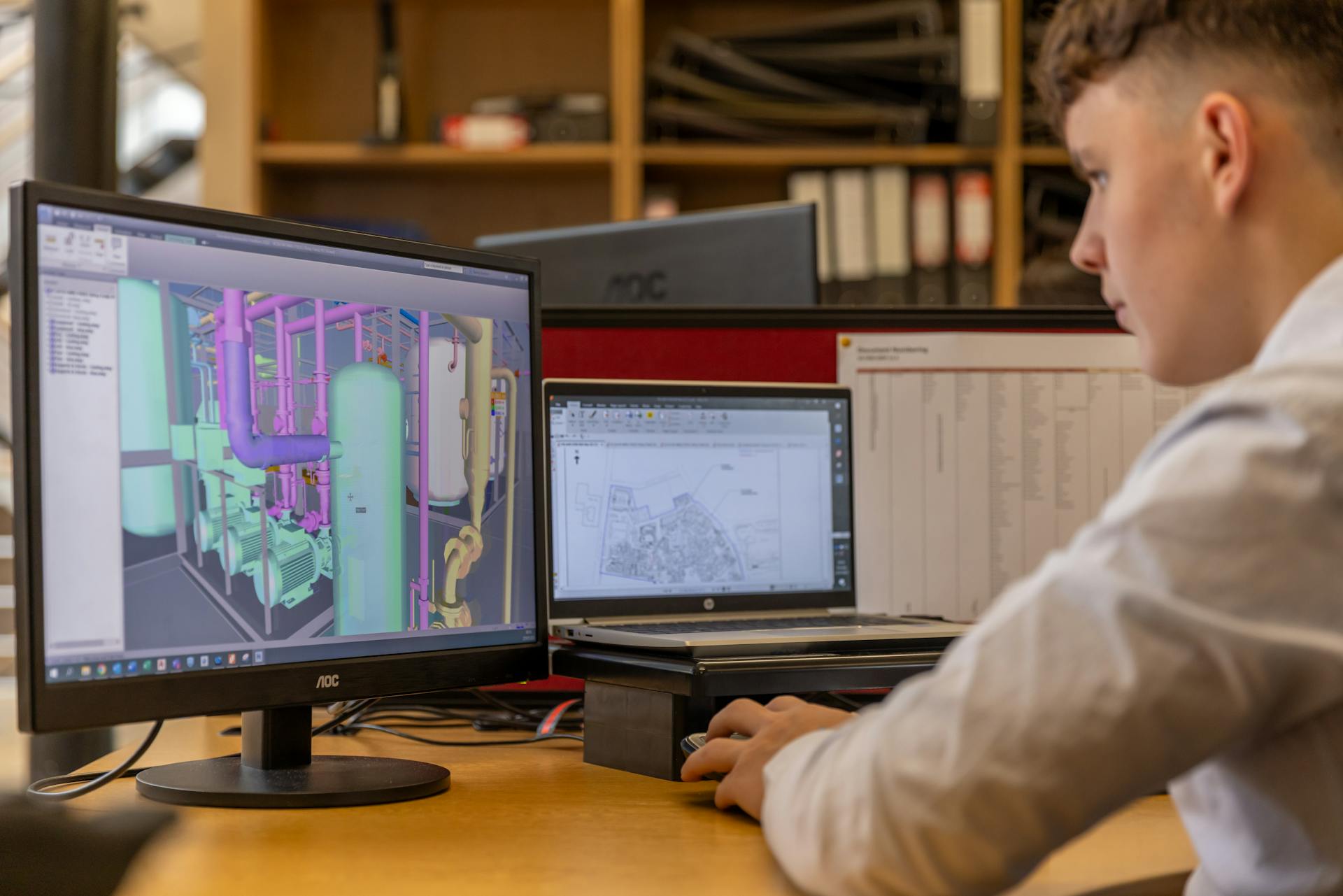 Инженер-технолог за рабочей станцией с CAD-системой